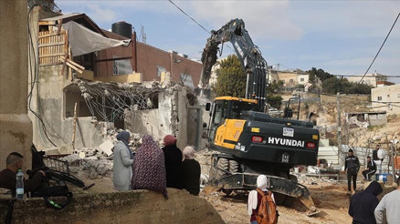İsrail zulmü durmuyor: Filistinlilere ait evleri ve tesisleri yıktı