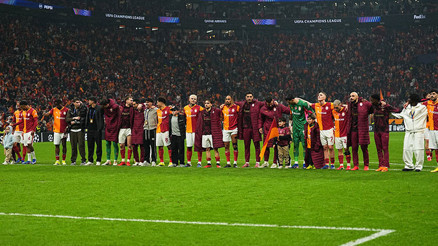 Galatasaray, galibiyeti taraftarıyla kutladı