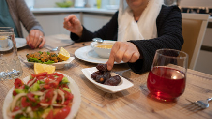 İleri yaşta oruç tutarken beslenme yönetimine dikkat İleri yaşta oruç tutarken beslenme yönetimine dikkat
