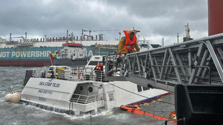 Fırtına nedeniyle gemide mahsur kalan personeller kurtarıldı