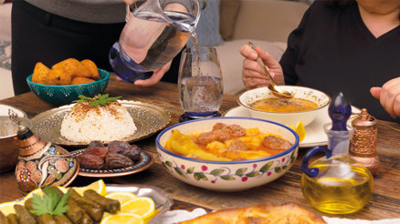 İftarda hızlı ve çok yemekten kaçının