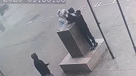 Fırtınada düşmek üzere olan Atatürk büstünü öğrenciler el birliği ile korudu