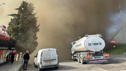 Sakaryada şekerleme fabrikasında yangın Ekipler müdahale ediyor