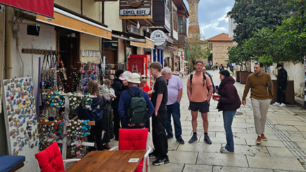 İş yerlerinden sökülmesi için kurul karar almıştı | Uygulama başladı; esnaf Venediki örnek gösterip çözüm talep etti