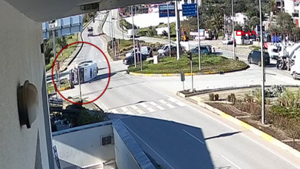 Cipe çarpmamak için sürücüsünün manevra yaptığı ambulans devrildi