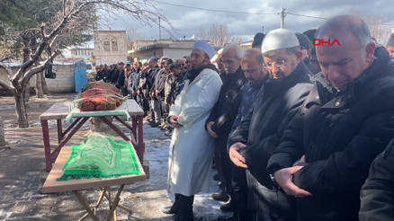 Kardeşi, yengesi ve yeğeninin cenaze namazını kıldırırken fenalık geçirdi Kardeşi, yengesi ve yeğeninin cenaze namazını kıldırırken fenalık geçirdi