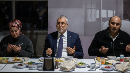 Çalışma ve Sosyal Güvenlik Bakanı Işıkhan, iftarını işçilerle yaptı