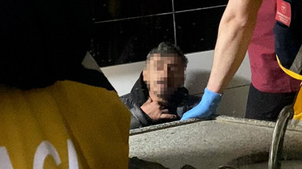 Kapıyı açan vatandaş şok oldu: Tuvalette uyurken buldular