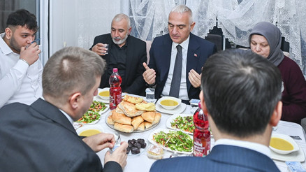 Bakan Ersoy vatandaşlarla yürüdü, ev sofrasında iftar açtı