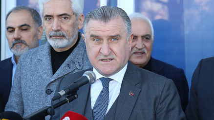 Bakan Bak: Birileri gibi deprem turisti değiliz