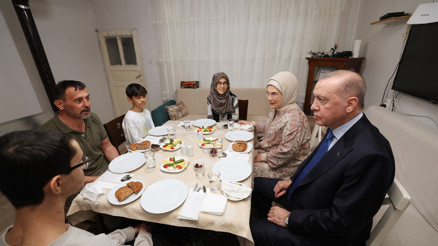 Cumhurbaşkanı Erdoğan, İstanbulda Kayacık ailesinin iftar sofrasına konuk oldu