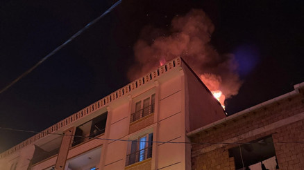 Esenyurtta 5 katlı binanın çatısı alev alev yandı