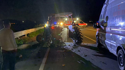 Adanada otomobille traktör çarpıştı: 1i ağır 6 kişi yaralandı