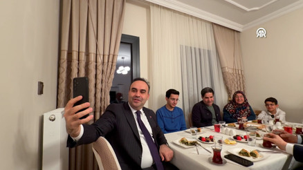 Bakan Kacır Malatyada depremzede ailenin iftar sofrasına konuk oldu