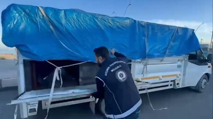Hayvan dışkısı ile kamufle ettiler: 19 kaçak göçmen çıktı