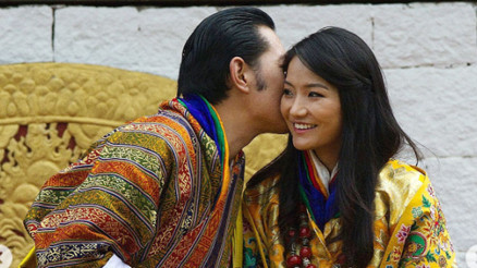 Aynı anda istediği kadar çok kadınla evlenebilirdi... Aşk uğruna bir ülkenin geleneğini tarihe gömdü... Karısından başka kimseyi sevmedi Aynı anda istediği kadar çok kadınla evlenebilirdi... Aşk uğruna bir ülkenin geleneğini tarihe gömdü... Karısından başka kimseyi sevmedi