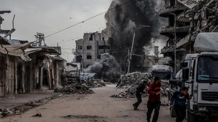 İsrail, Gazzeyi savaş uçakları ve toplarla hedef aldı