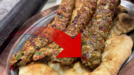 Şanlıurfada kebabın içine koydukları şaşkına çeviriyor | Ön yargılıydım ama gerçekten güzel