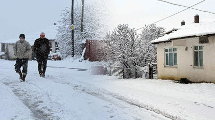 İstanbulun yanı başı: Bastıran kar yağışı ile her yer beyaza büründü
