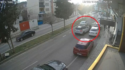 Mardinde cipin çarptığı öğretmen yaralandı; kaza kamerada