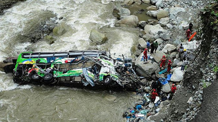 Nepalde yolcu otobüsü nehre düştü: 17 ölü