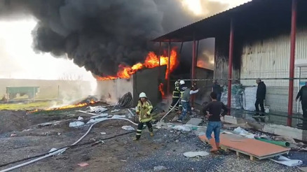 Diyarbakır’da plastik poşet fabrikasında yangın