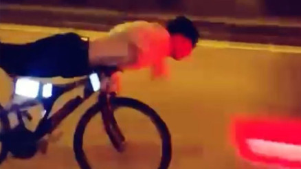 Bisikletli çocuğun feci ölümü Uzanarak kullanırken otomobille kafa kafaya çarpıştı