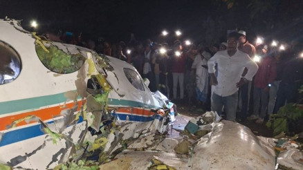 İçerisinde 7 kişinin bulunduğu ambulans uçak düştü