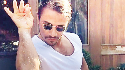 Memleketinde iftar veriyor