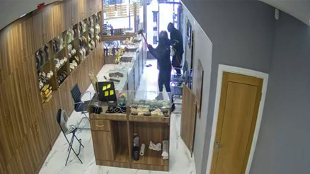 Londrada Türk kuyumcusu 4 palalı soyguncu tarafından soyuldu