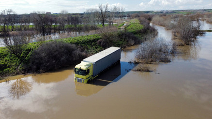 Taşkın nedeniyle TIRda mahsur kaldı 3 gün sonra kurtarıldı... Birdenbire dalga geldi, çok fazla su geldi