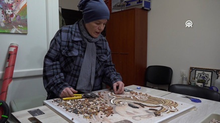 Üniversiteyi 2 yıl önce birincilikle bitiren 54 yaşındaki kadın, mozaik eserler üretiyor