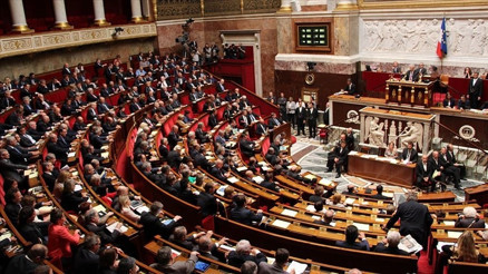 Fransa’da hükümeti düşürmeyi amaçlayan iki gensoru girişimi reddedildi