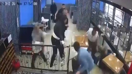 Kafede masa ve sandalyelerle birbirlerine girdiler Aralarında para toplayıp masrafı ödediler