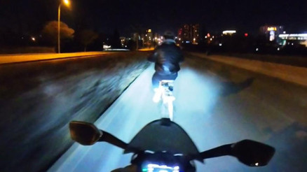 Eskişehirde bisikletliye son anda çarpmaktan kurtuldu Önce tokat attı, sonra yerden kaldırdı