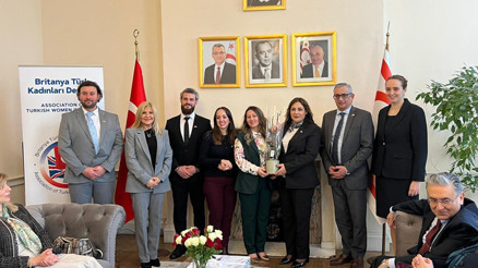 3 Türk Dili ve Kültürü okulu için 3 bin sterlinlik bağış çeki