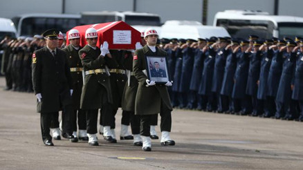DMMden şehit Hava Pilot Binbaşı Bolatın cenaze töreni ile ilgili iddialara ilişkin açıklama DMMden şehit Hava Pilot Binbaşı Bolatın cenaze töreni ile ilgili iddialara ilişkin açıklama