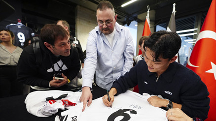 Hyeon-gyu Oh, imza gününde taraftarlarla buluştu