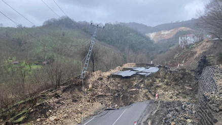 Ordu-Tokat yolunda heyelan nedeniyle 300 metrelik yol çöktü