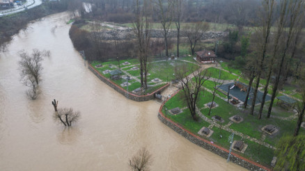 Bartın Irmağı’nda su seviyesi 3 metre yükseldi 8 köye ulaşım sağlanan köprü kapandı