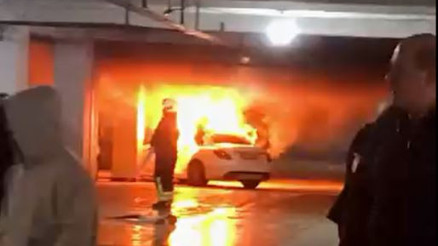Otomobil otoparkta alev aldı
