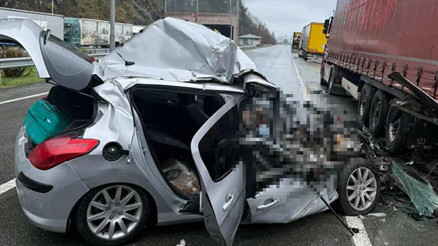 Artvinde feci kaza Otomobil, TIRa çarptı: 2 ölü, 1 yaralı