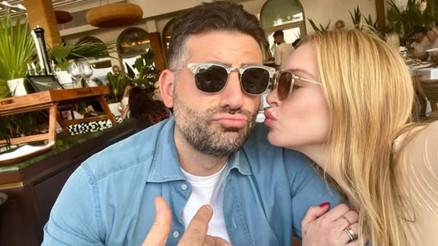 Neden kimse bana yardım etmiyor diye çırpınıyordu... Şöhret batağında boğulurken restoranda tanıştığı genç adam onu kötü hayatından çekip aldı