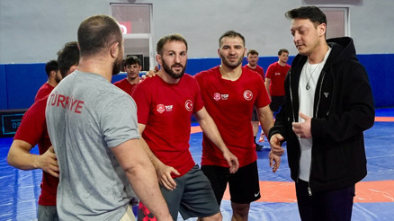 Mesut Özil, güreş milli takımı kampını ziyaret etti