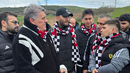 Serdar Adalı taraftarla birlikte maça geldi