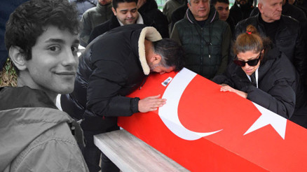 27 yaşında hayatını kaybeden oyuncu İbrahim Yıldıza veda... Ablası tabutundan ayrılamadı