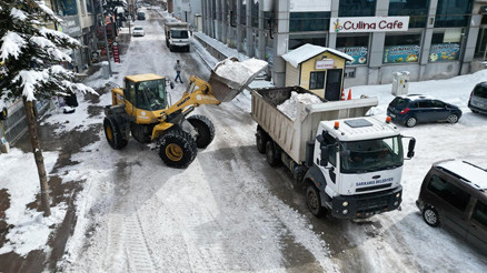 Yoğun yağışın ardından kent karlar altında kalmıştı: 600 kamyon kar ilçe dışına taşındı