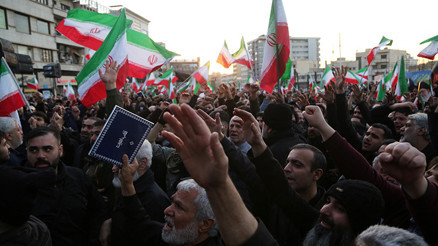 İranda Hamaneyin ölümü yüz binleri sokağa döktü