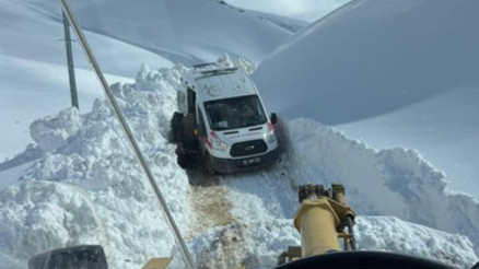 Ağrı’da 2 metrelik karda zamanla yarış: Mahsur kalan hasta kurtarıldı