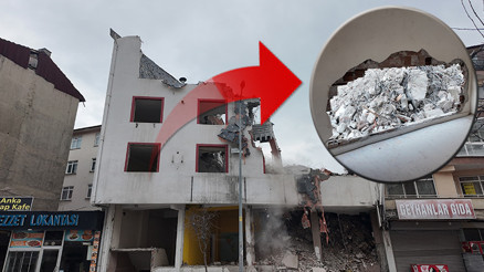 Yıkım sırasında bitişik binadaki dairenin yatak odasının duvarı yıkıldı